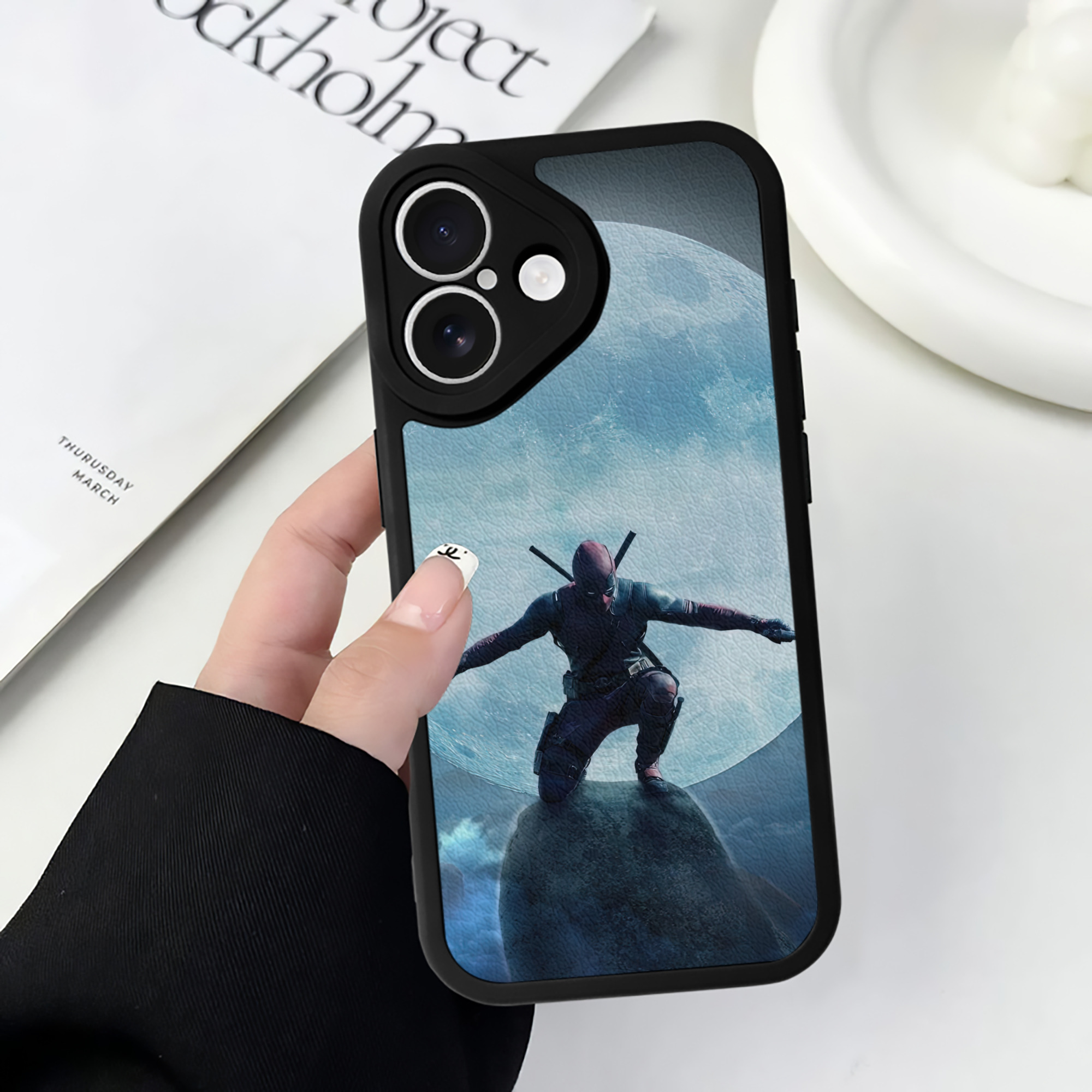 （画像用） Deadpool デッドプール 【iPhone 16シリーズ対応】シリコンスマホケース（レザー調） 材質：シリコン